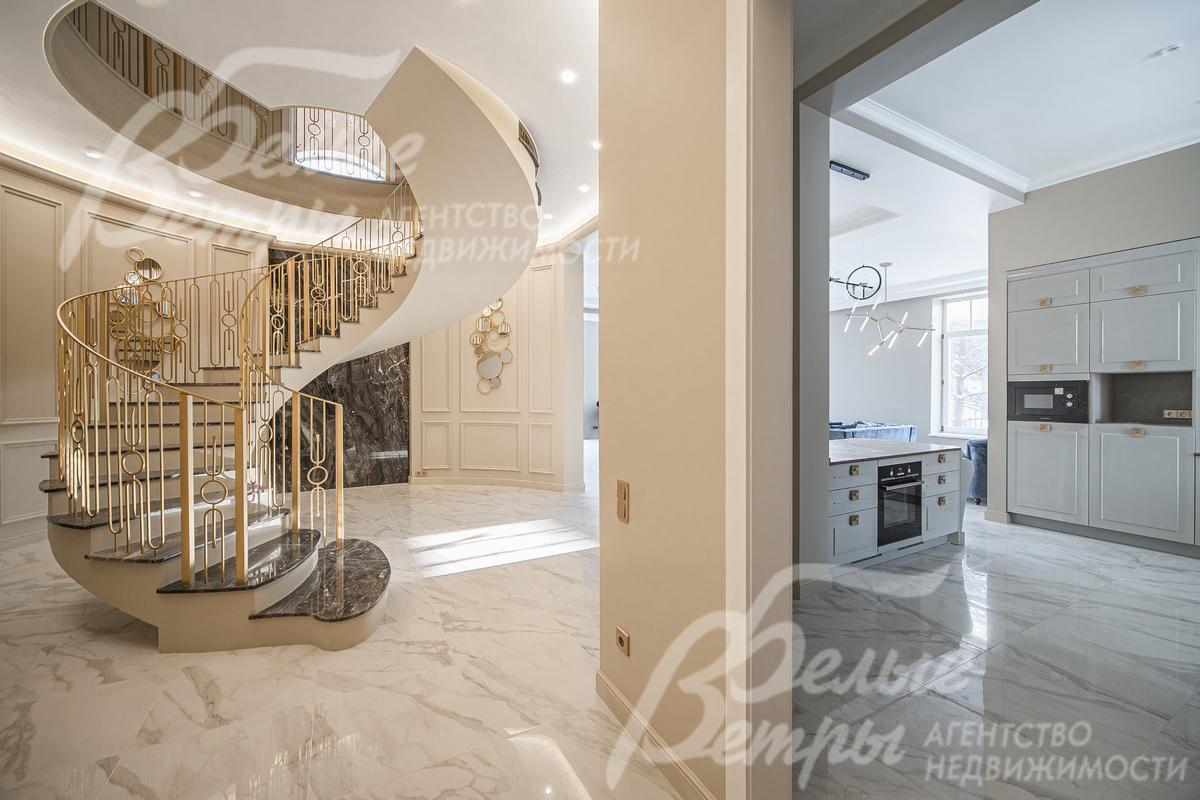 Шикарная винтовая лестница на второй этаж