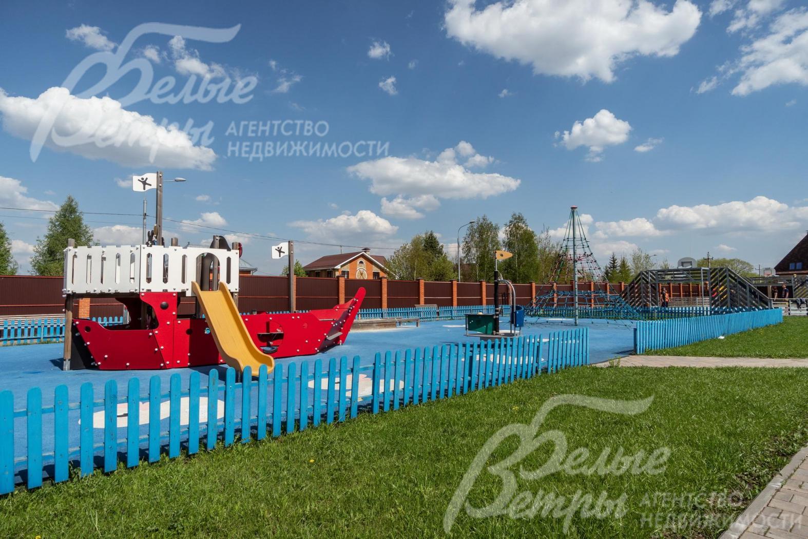 Детские площадки в поселке Александровы пруды