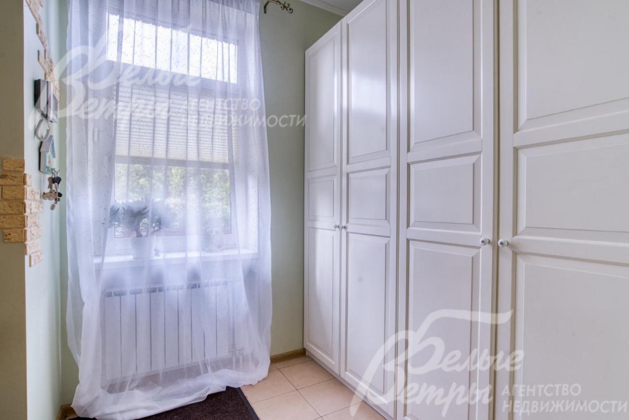 Гардеробная мастер-спальни оборудована системой хранения