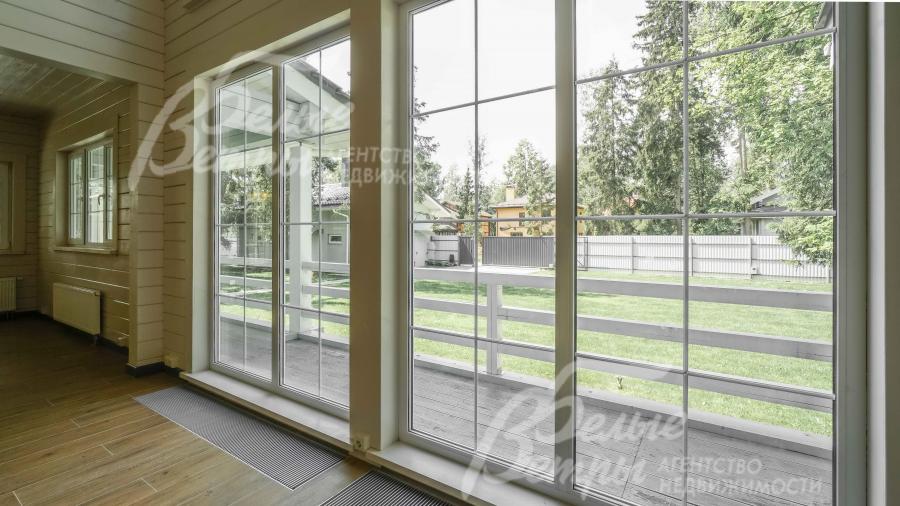 Стеклопакеты с раскладкой, высотой 2.5 м, начитаются от пола, установлены внутрипольные конвекторы