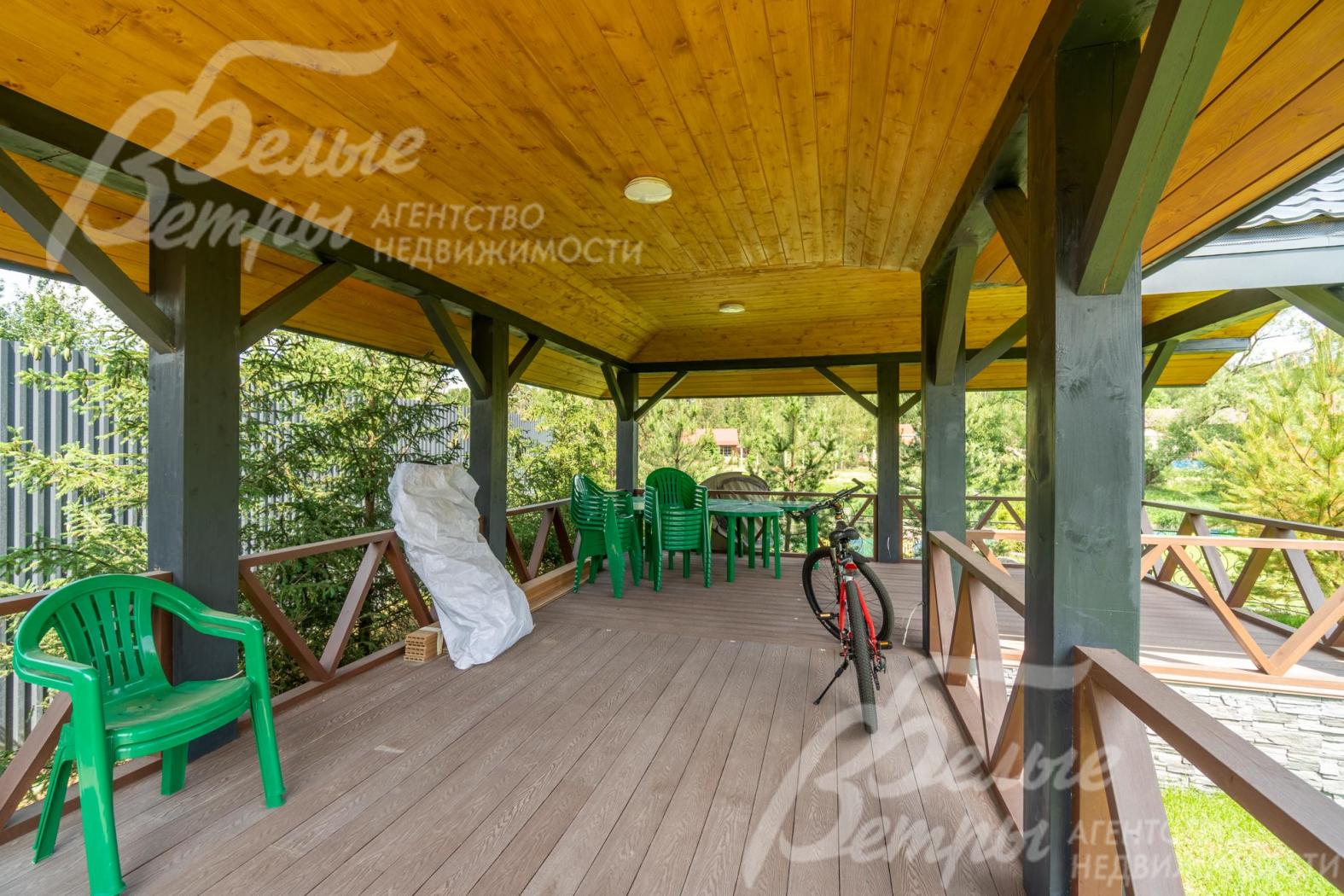 В беседку проведено освещение, есть садовая мебель