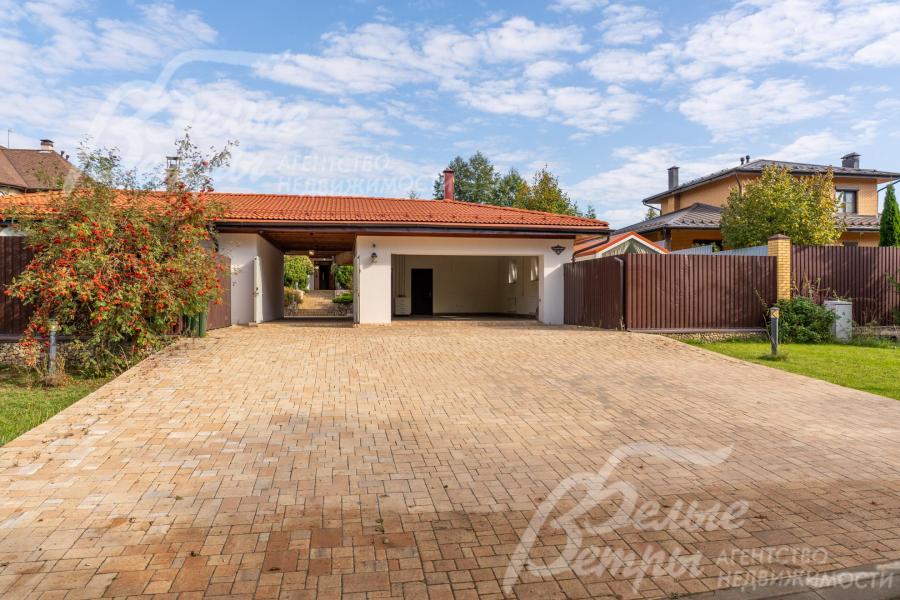 Перед участком – большая парковка для 8 автомобилей в стилистике внутреннего двора с брусчаткой на бетонном основании