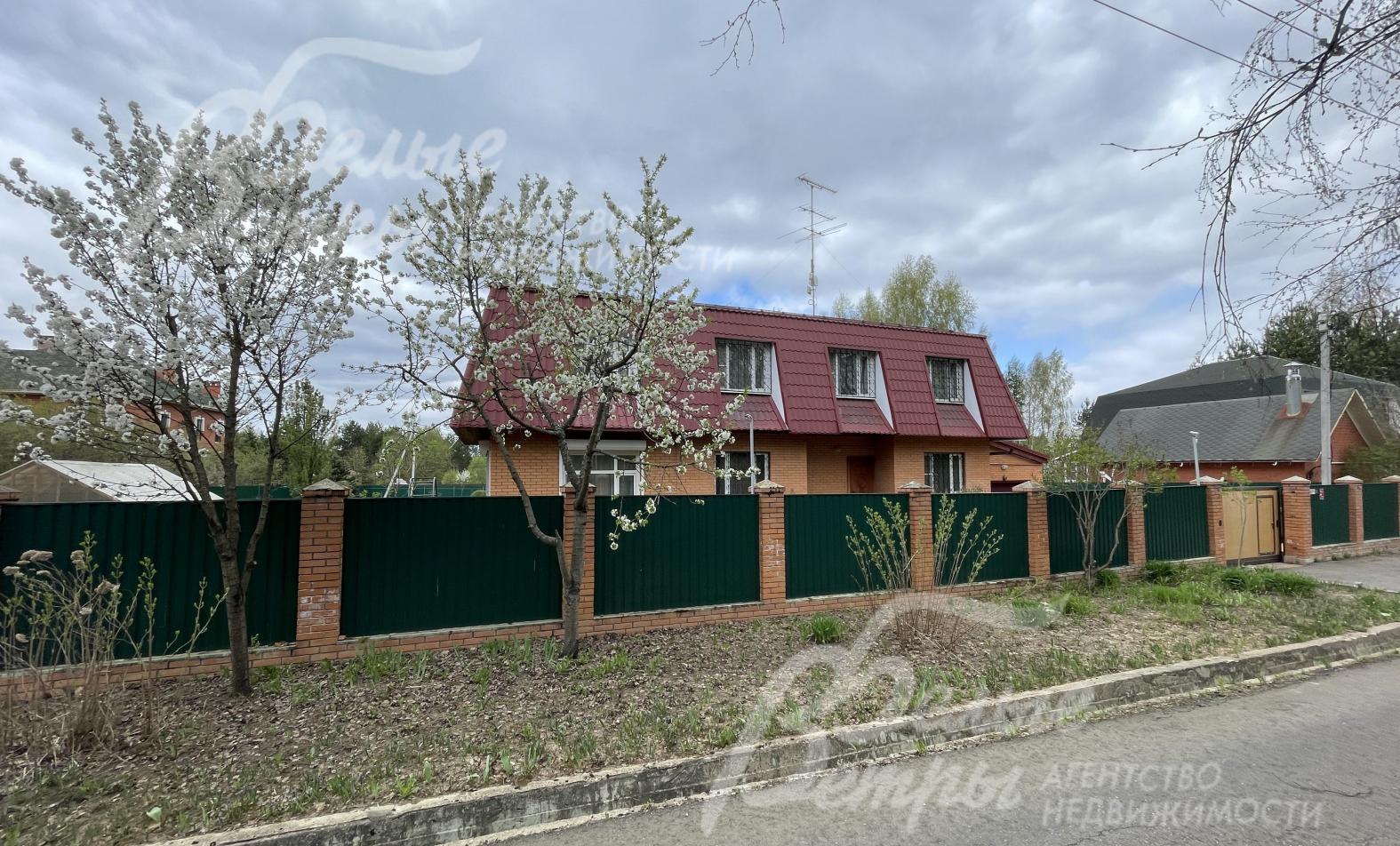 Участок огорожен забором