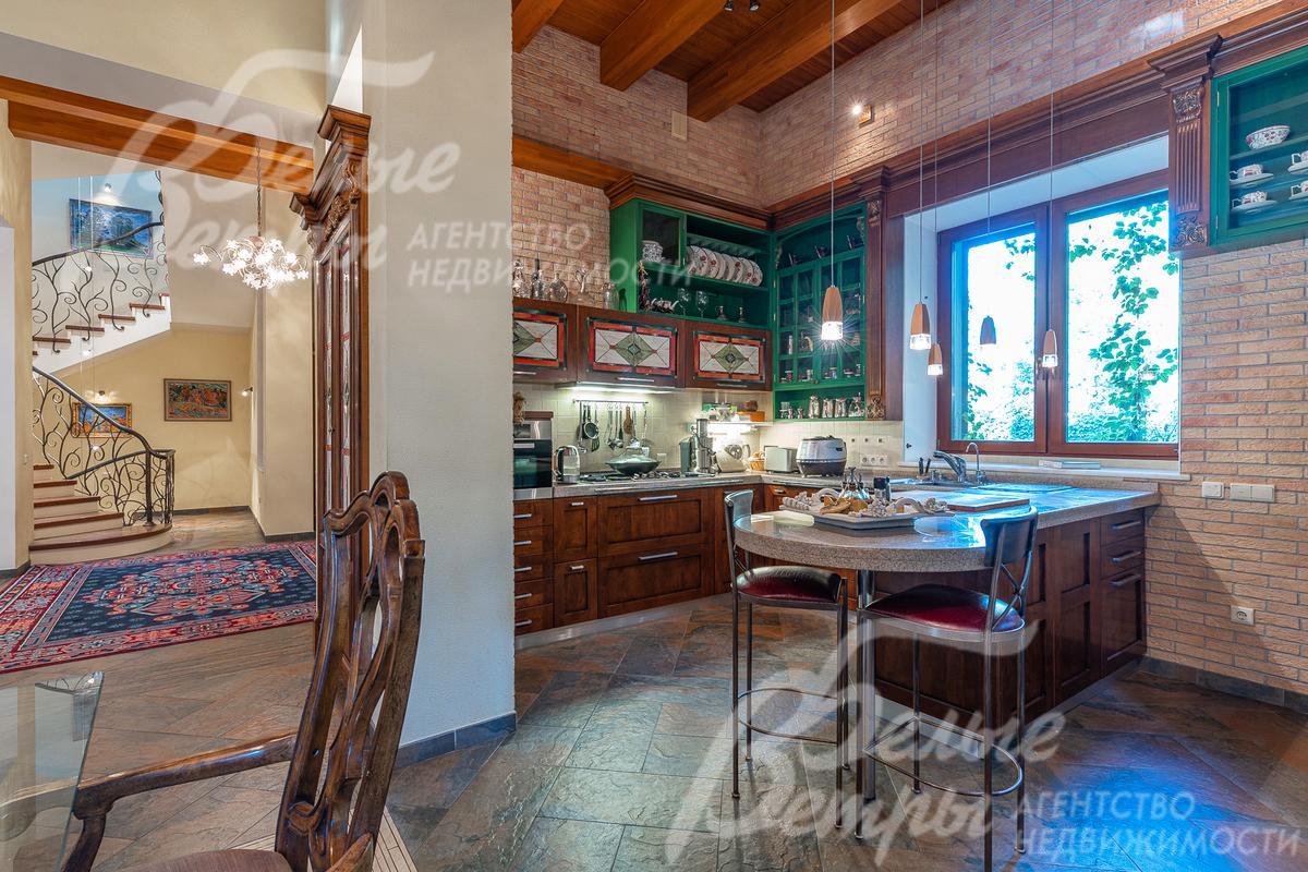 Кухня-столовая 31.5 кв.м с выходом на террасу