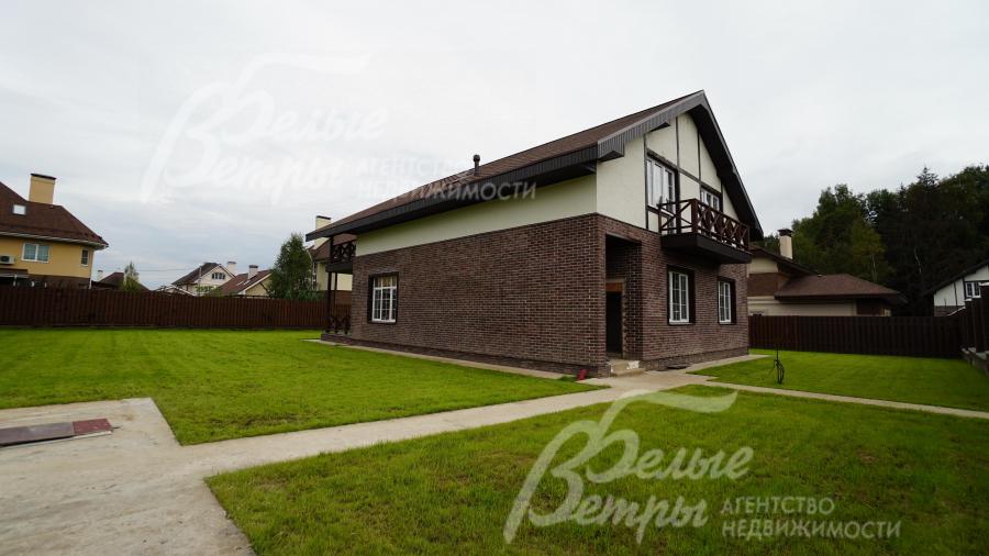 На участке устроены дорожки и парковочное место для авто