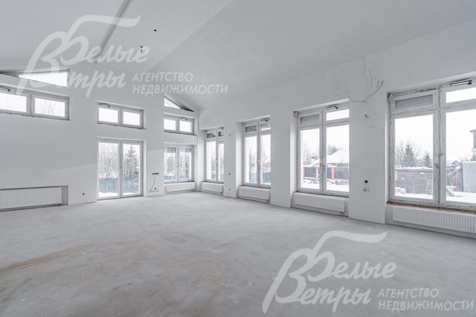 Большие панорамные окна в бильярдной. 