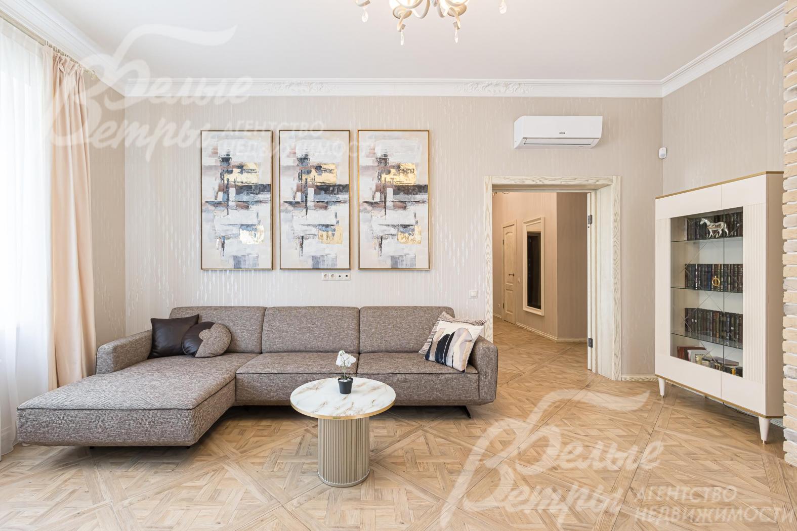 Выполнена отделка в стиле современной классики в светлых тонах.