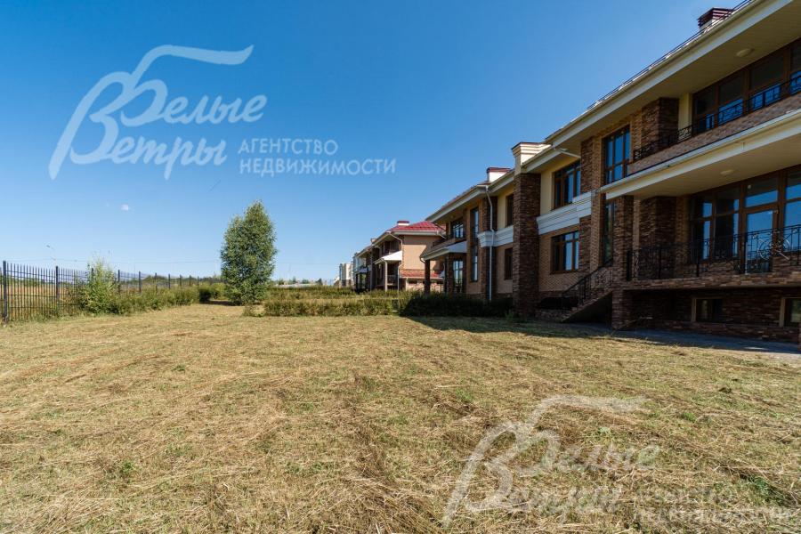 Участок 8 соток засеян газоном, высажена живая изгородь. Будет установлен металлический забор