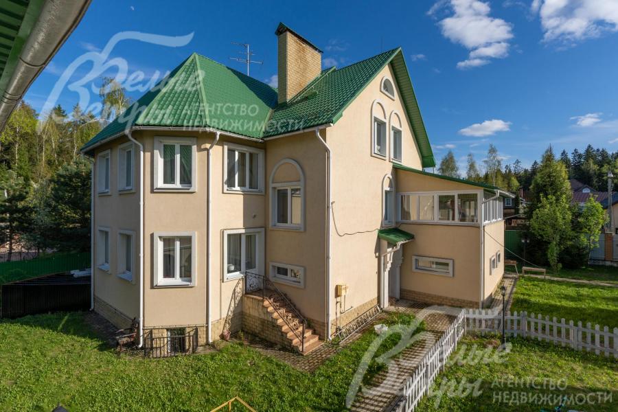 В доме 6 спален, СПА-зона с бассейном, сауна, зимний сад.