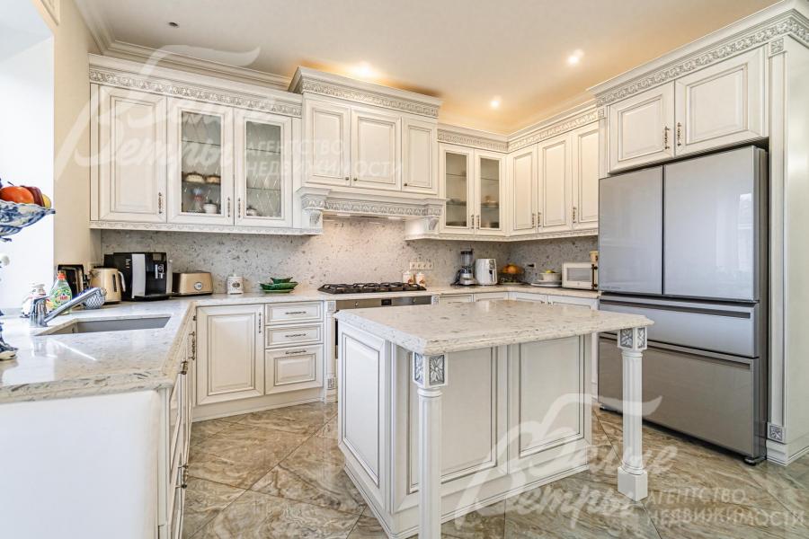 Встроенная кухня Nike Аvorio из массива, с витражами, фацетным стеклом и зеркалами, с патентованной резьбой