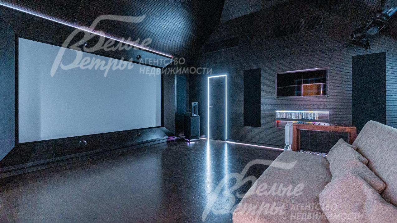 Зона кинотеатра - Экран 3.5х1.85 м. Проектор Sony 4К VPL-VW500ES. Звук 7.1 JBL. Караоке AST 150 (4 микрофона).  + Cвето-лазерное шоу 