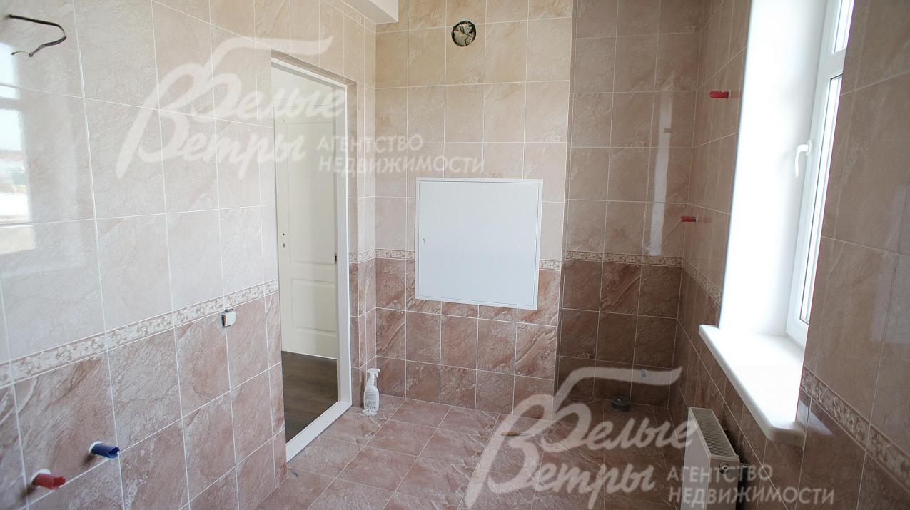 В санузлах отделка плиткой с водяным теплым полом