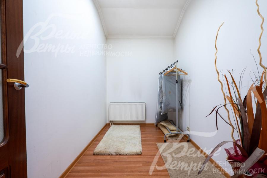 На втором этаже расположена большая гардеробная с напольной вешалкой