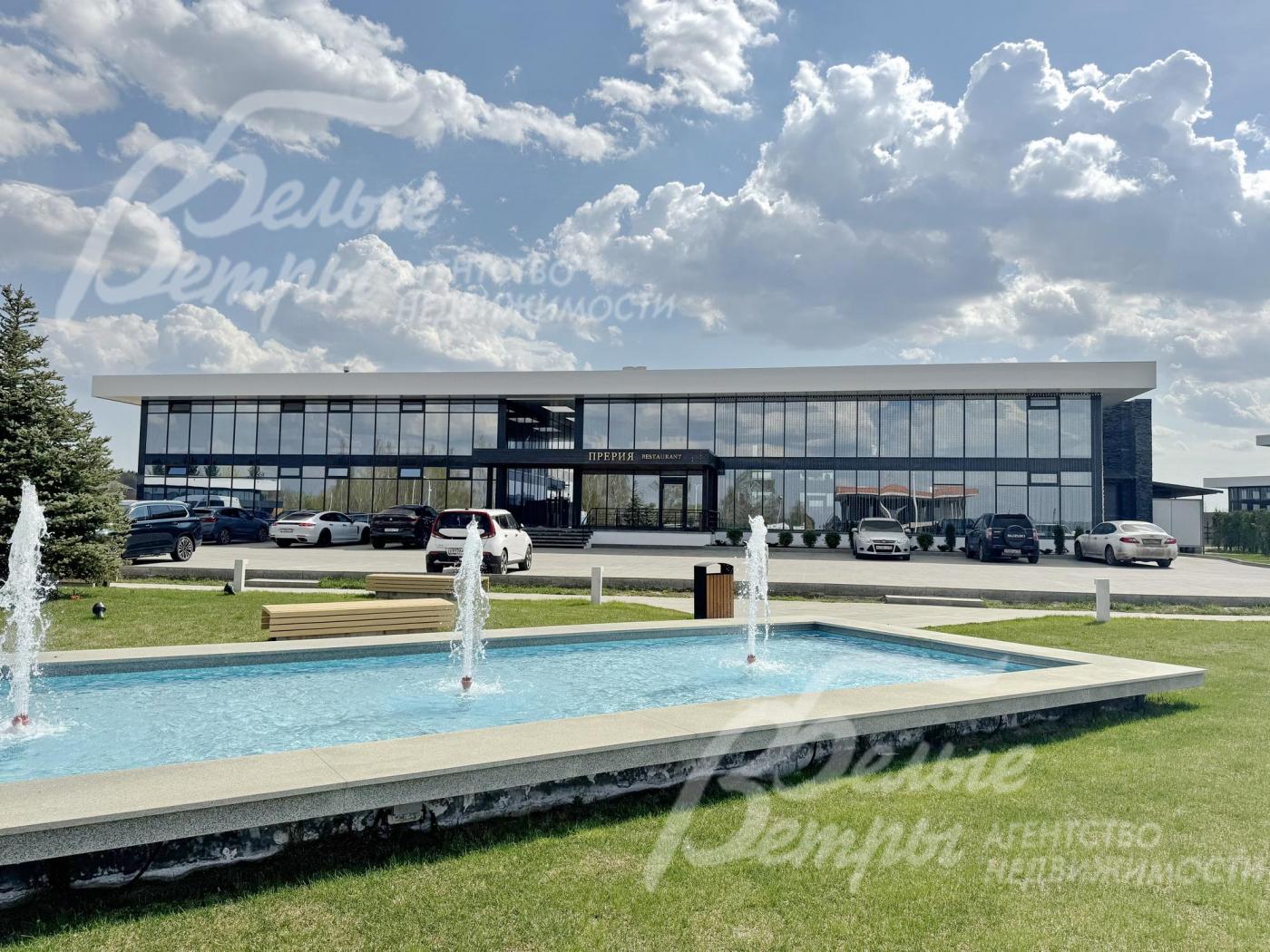 Территория коттеджного посёлка. Для детей в посёлке работает начальная и средняя школа ("NeШ"), скоро будет открыт детский сад "Stay and Play"