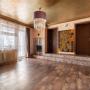Холл первого этажа: итальянские плитка на полу и декоративная штукатурка на стенах и потолке, облицованный индийским мрамором камин.