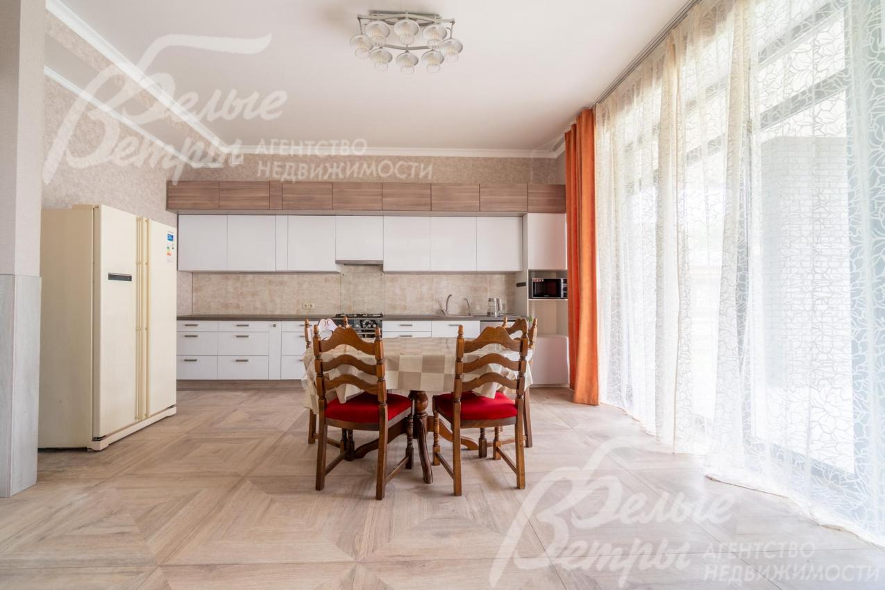 Кухня с панорамным остеклением и выходом на крытую террасу