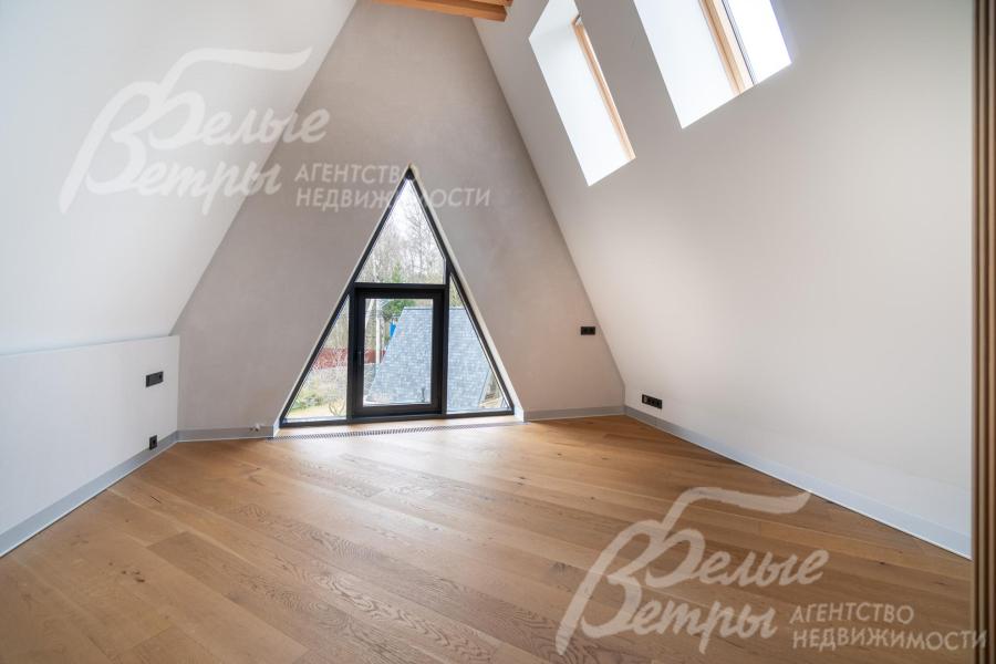 В доме - 4 спальни на втором этаже, одна из них - с двумя мансардными окнами и выходом на собственный балкон