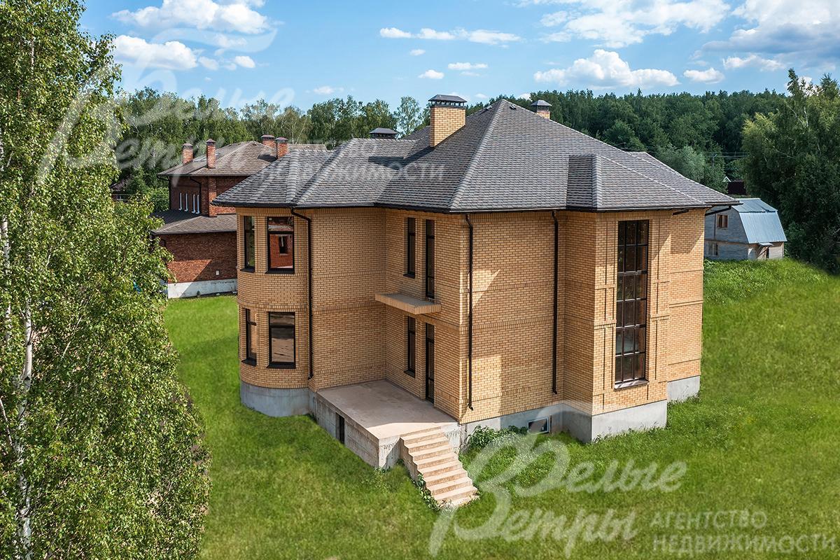 Дом с фасадом, отделанным под ключ