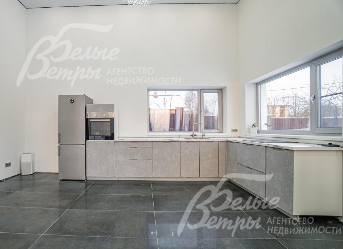 Оборудованная кухня со всей необходимой техникой.