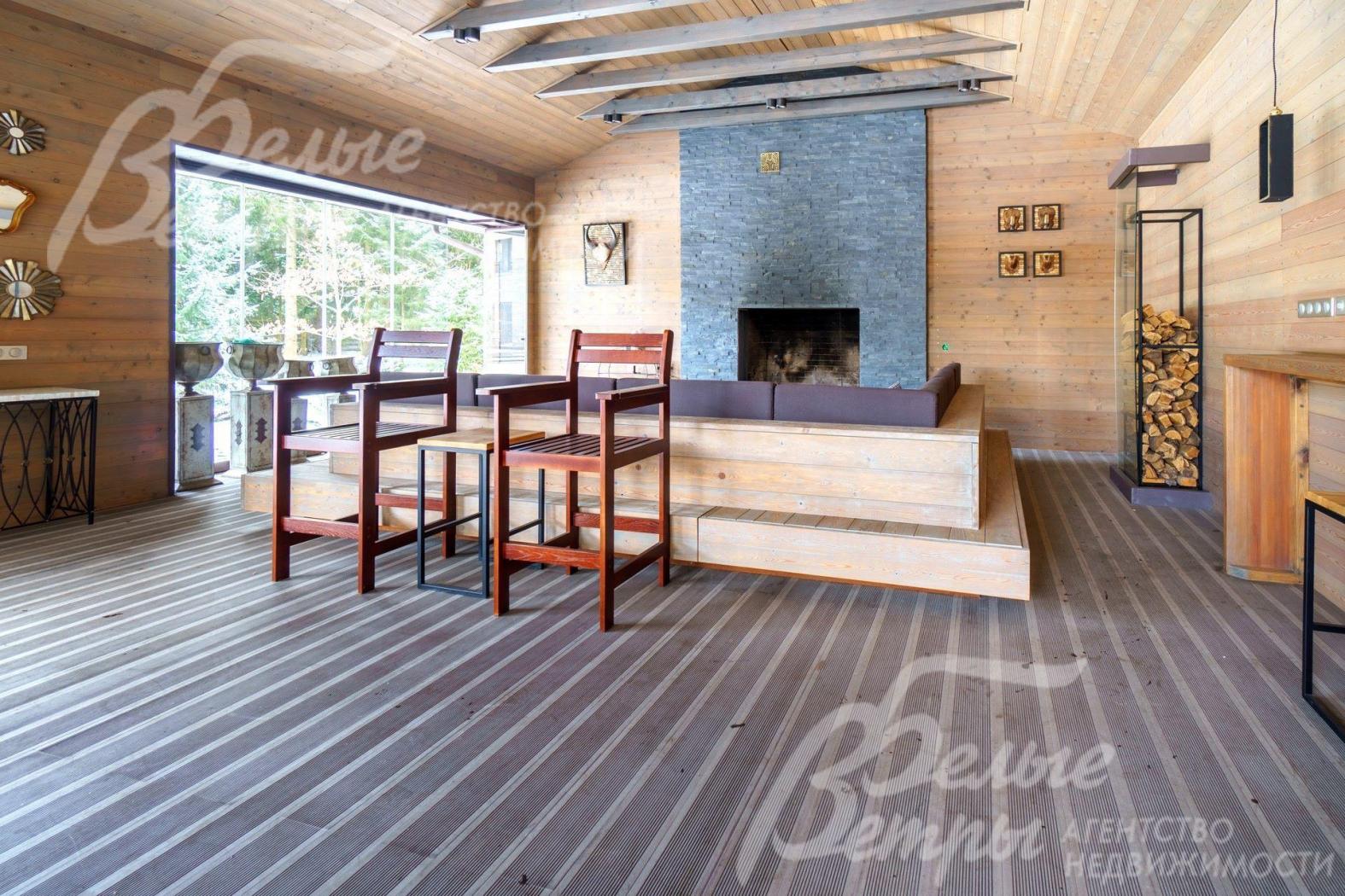 В павильоне огромный открытый камин-очаг и диванная группа перед ним.