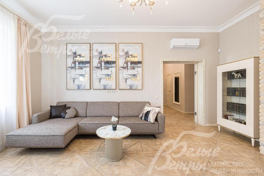 Выполнена отделка в стиле современной классики в светлых тонах.