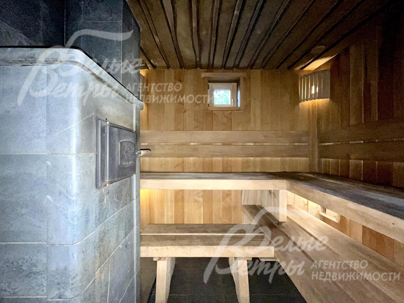 В парной бани – полки и потолок из липы, стены из кедра, находится большая дровяная закрытая печь