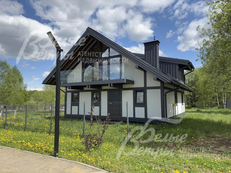 В каждом доме - 3 спальни, 3 санузла, кухня-гостиная со вторым светом и выходом на террасу и участок