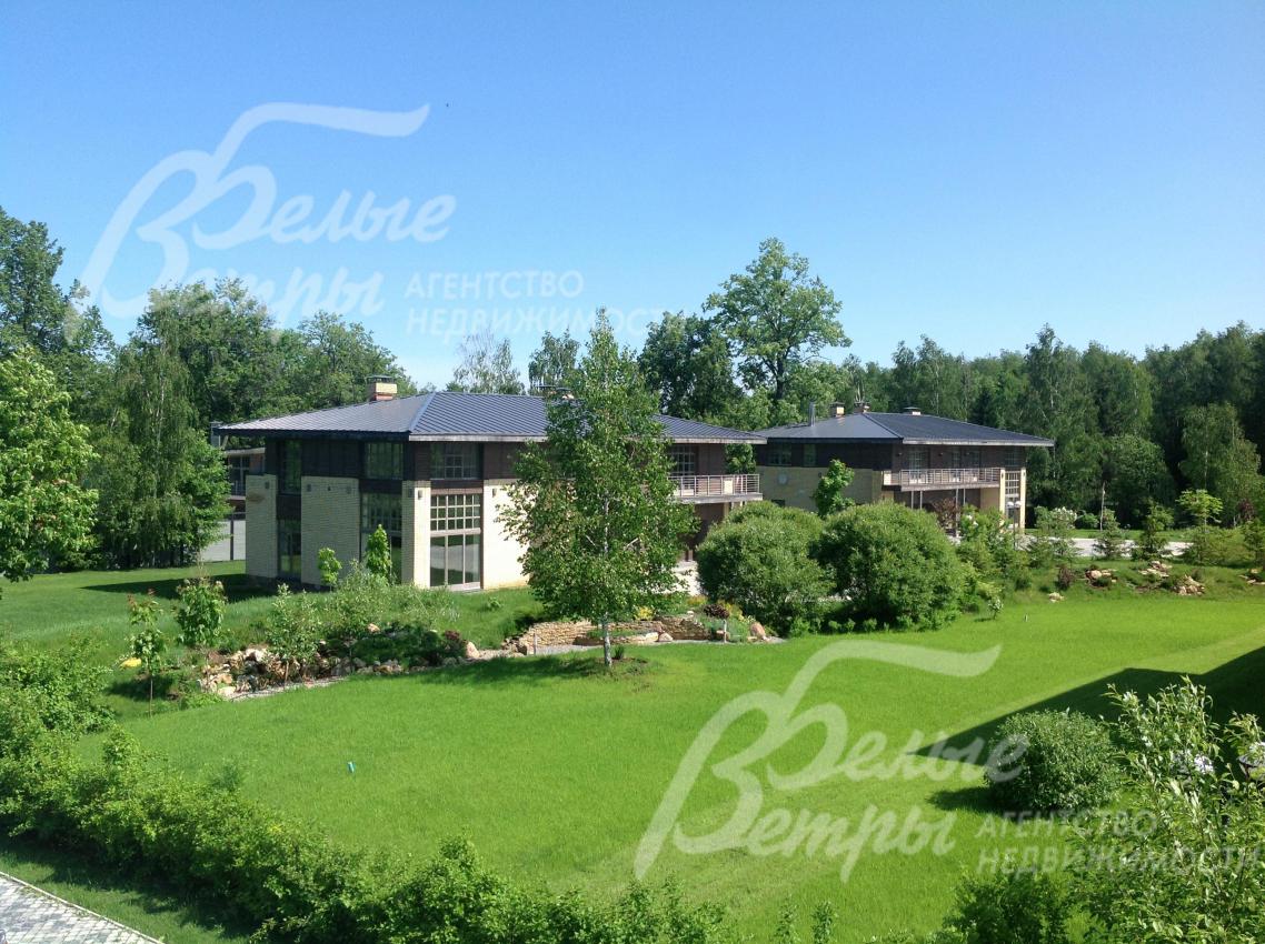 Все особняки построены в единой концепции и вписаны в существующий природный ландшафт, создавая гармоничное единство современной архитектуры и живописной русской природы