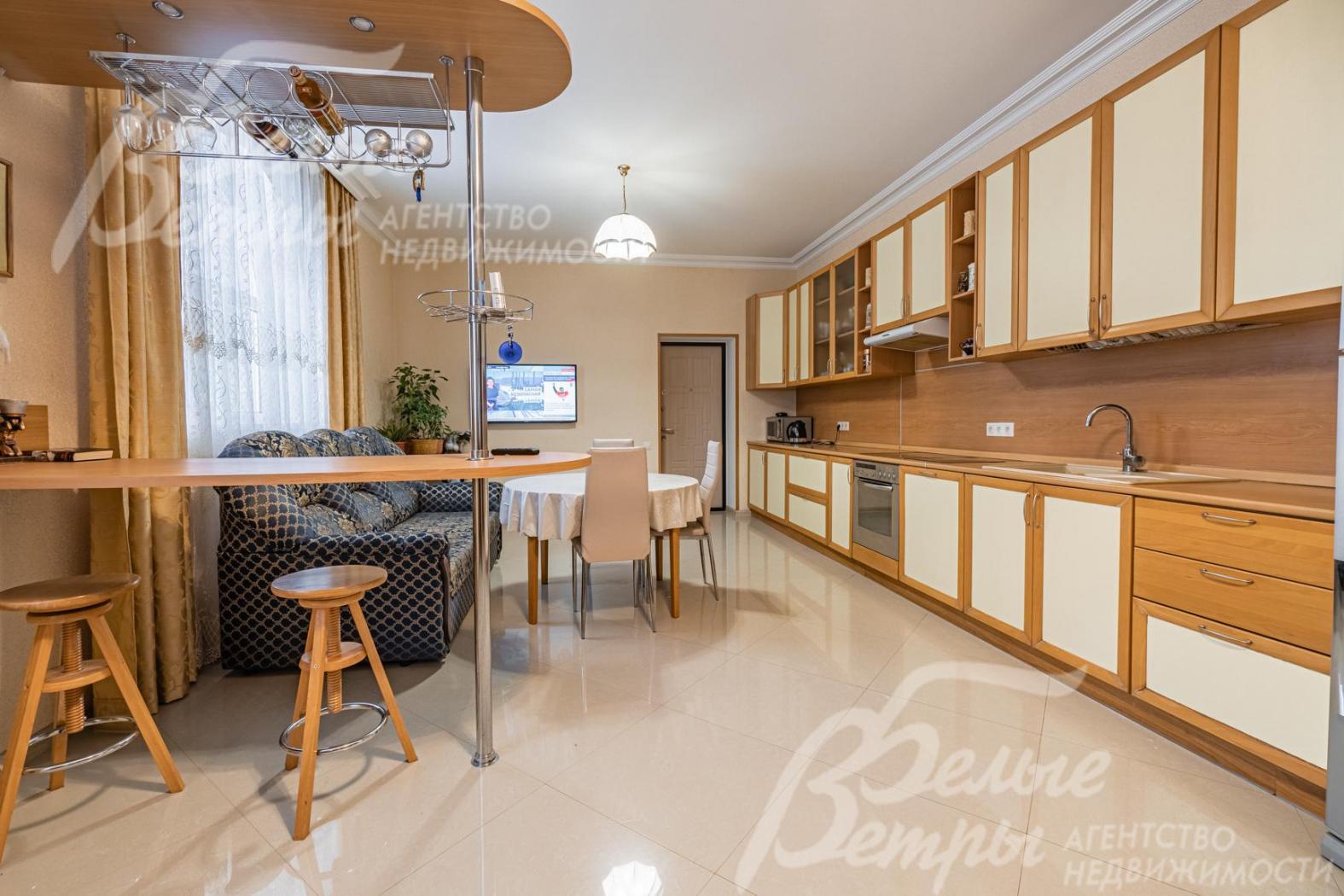 Рабочая кухня в цоколе