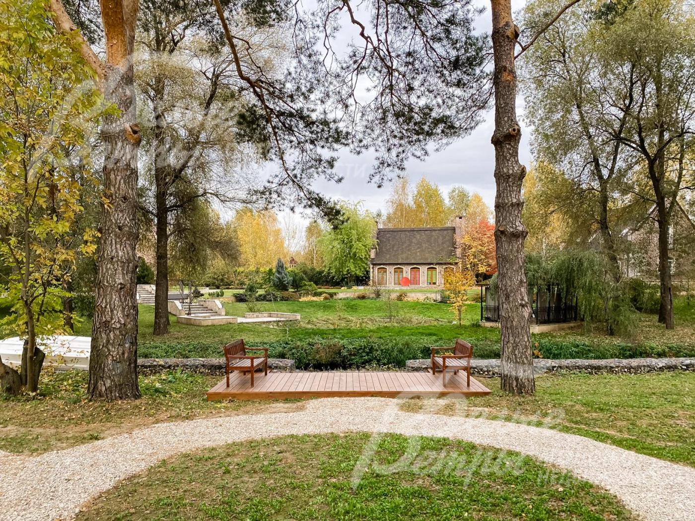 Сохранившийся приусадебный парк с вековыми деревьями в поселке Усадьба Бергов