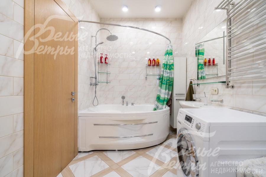 Санузел на втором этаже с большой угловой ванной и стиральной машиной