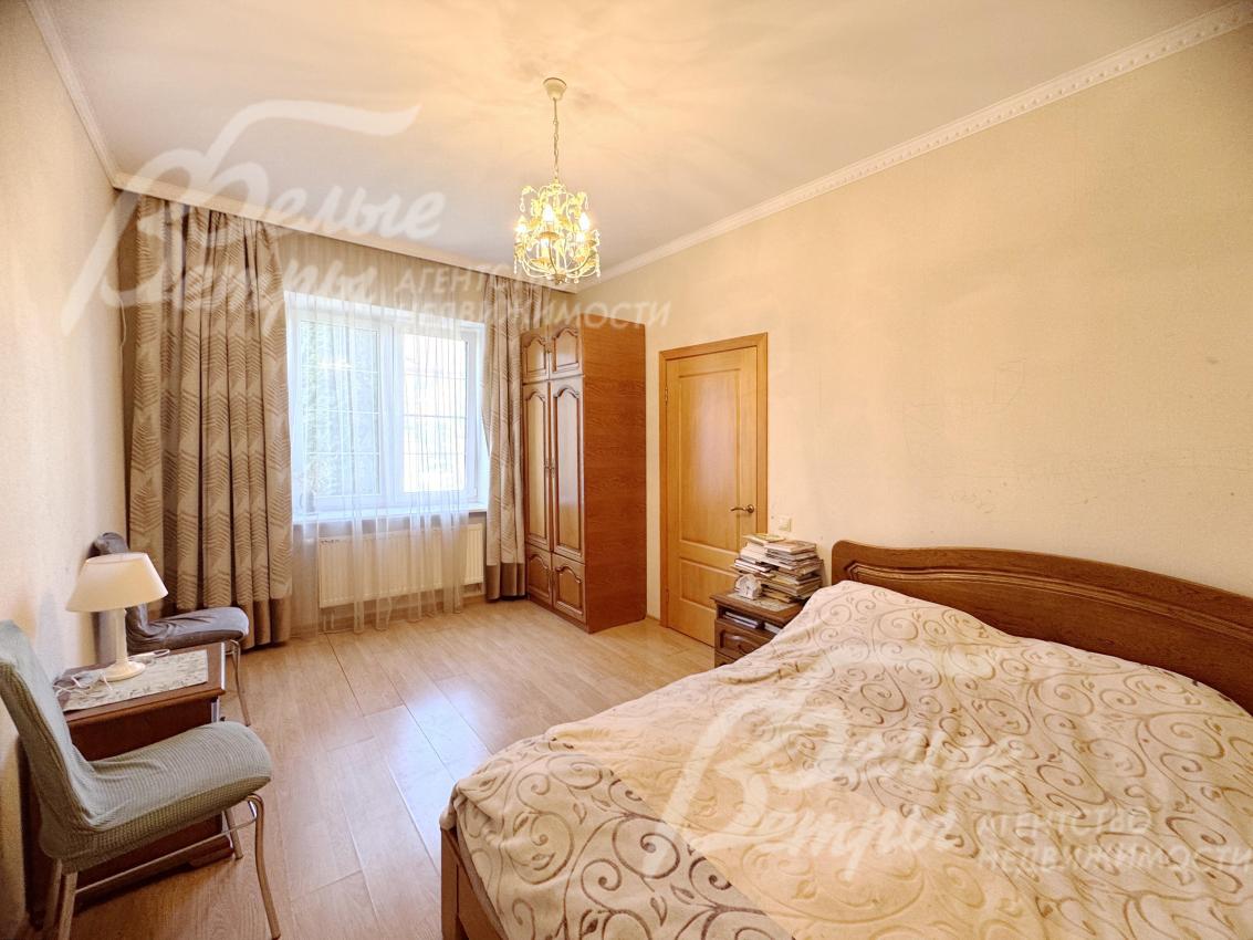 Одна из спален на первом этаже: меблирована