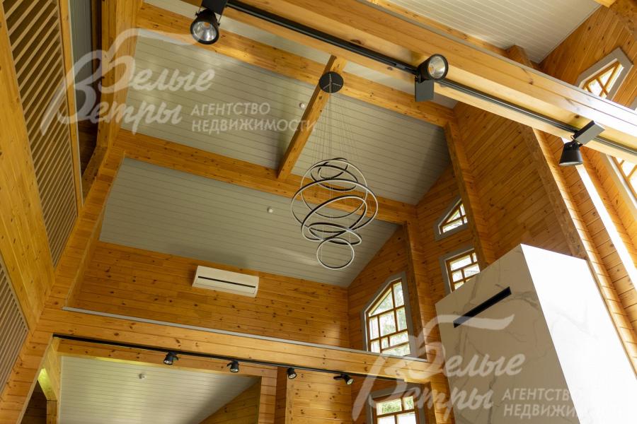 Везде - современное трековое освещение и кондиционеры