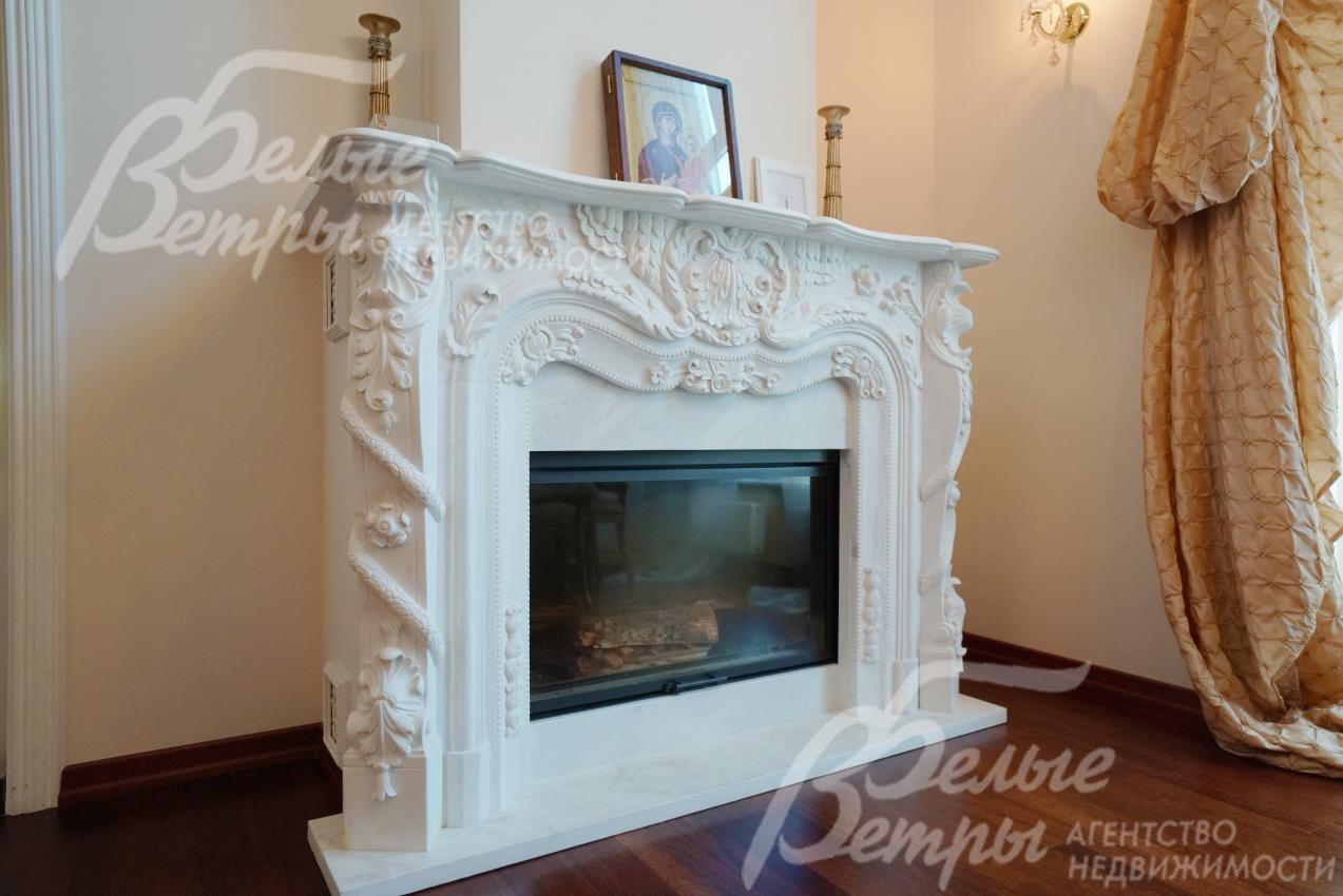 Камин отделан мрамором