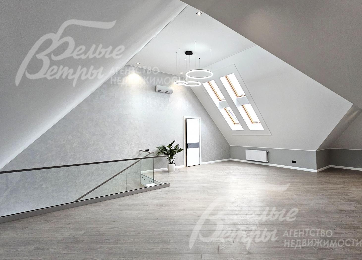 В доме - функциональный мансардный этаж с отделкой в светлых тонах и кондиционером