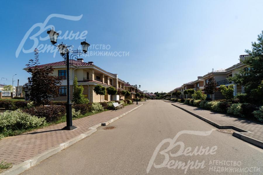 Широкие асфальтовые дороги и тротуары из брусчатки в поселке Николинские ключи Резиденция