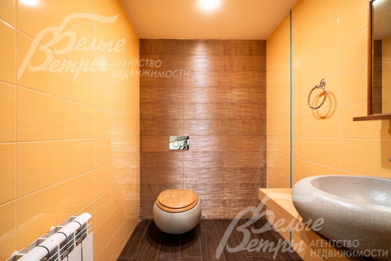 Санузел на цокольном этаже при сауне (рядом есть душевая комната)