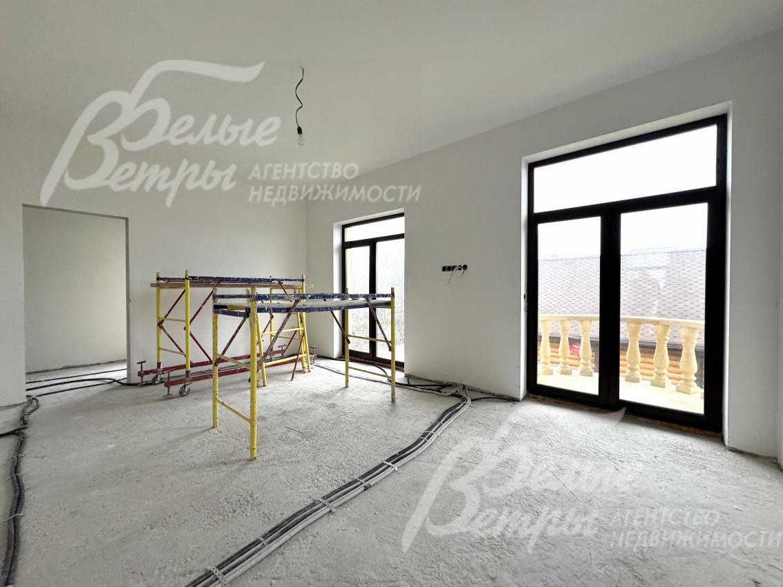 На первом этаже стены оштукатурены под чистовую отделку. На втором этаже выполнена финишная шпаклёвка — поверхности готовы к окрашиванию