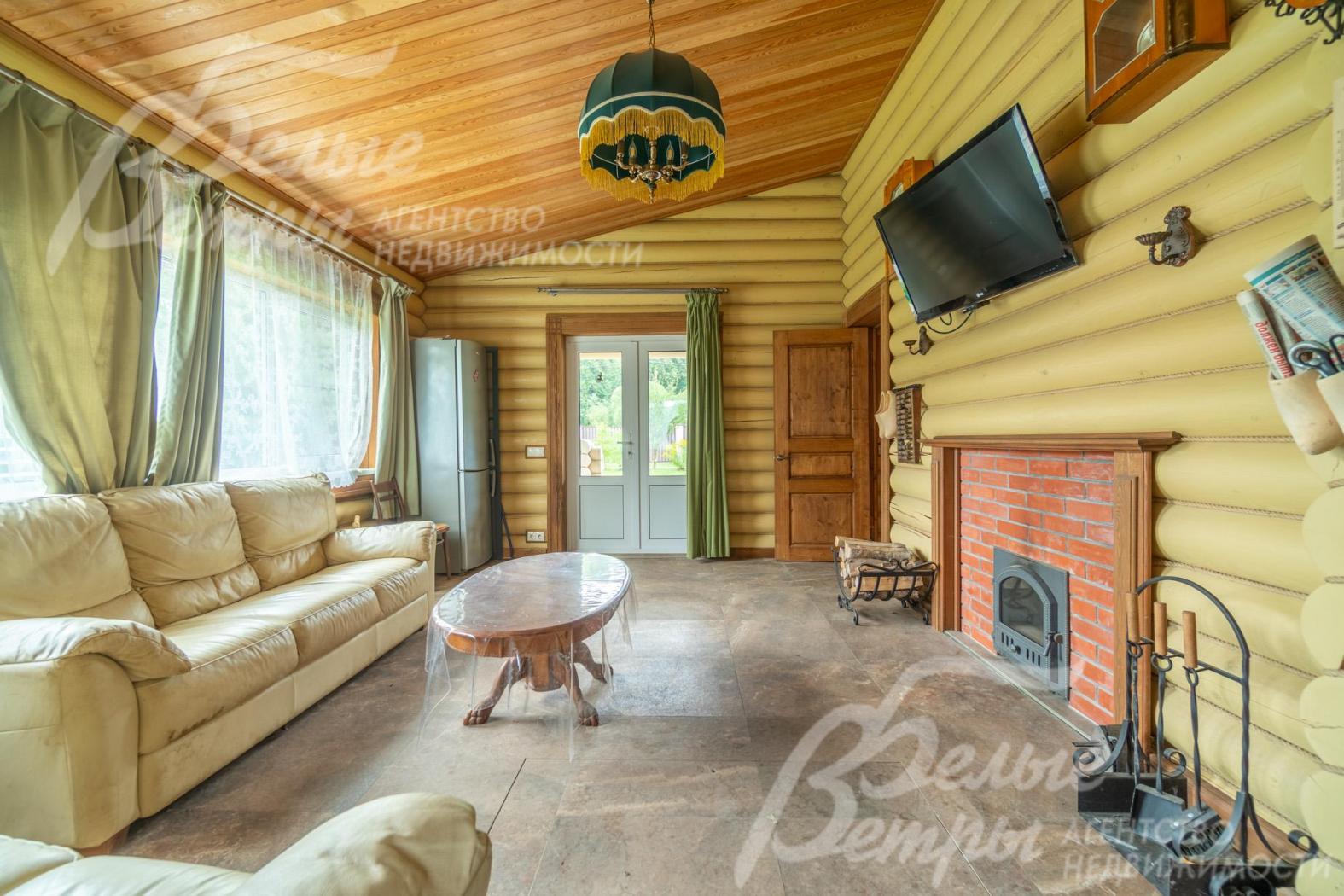 Комната отдыха с дровяной печью и диванной группой