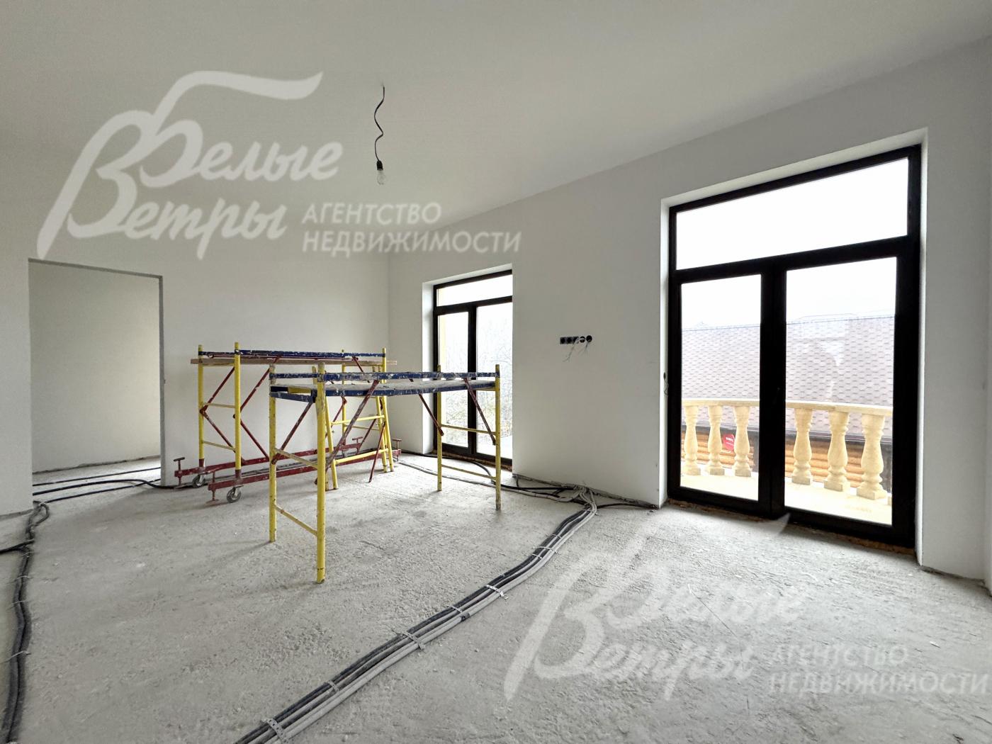 На первом этаже стены оштукатурены под чистовую отделку. На втором этаже выполнена финишная шпаклёвка — поверхности готовы к окрашиванию