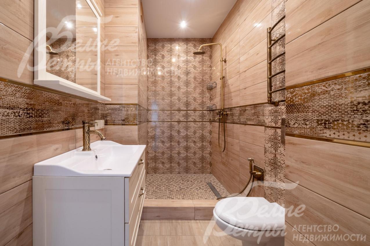 Санузлы оснащены сантехникой: гигиеническим и верхним душем Cezares Margot, смесителями Grohe, душевым гарнитуром Ideal Standard