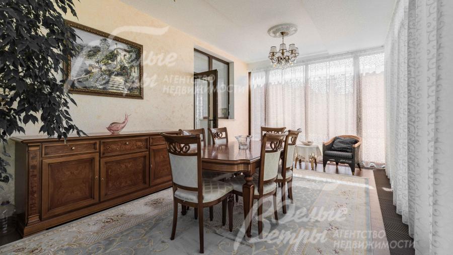 В столовой по периметру остекление от пола с внутрипольными конвекторами, обеденный стол на 6 персон