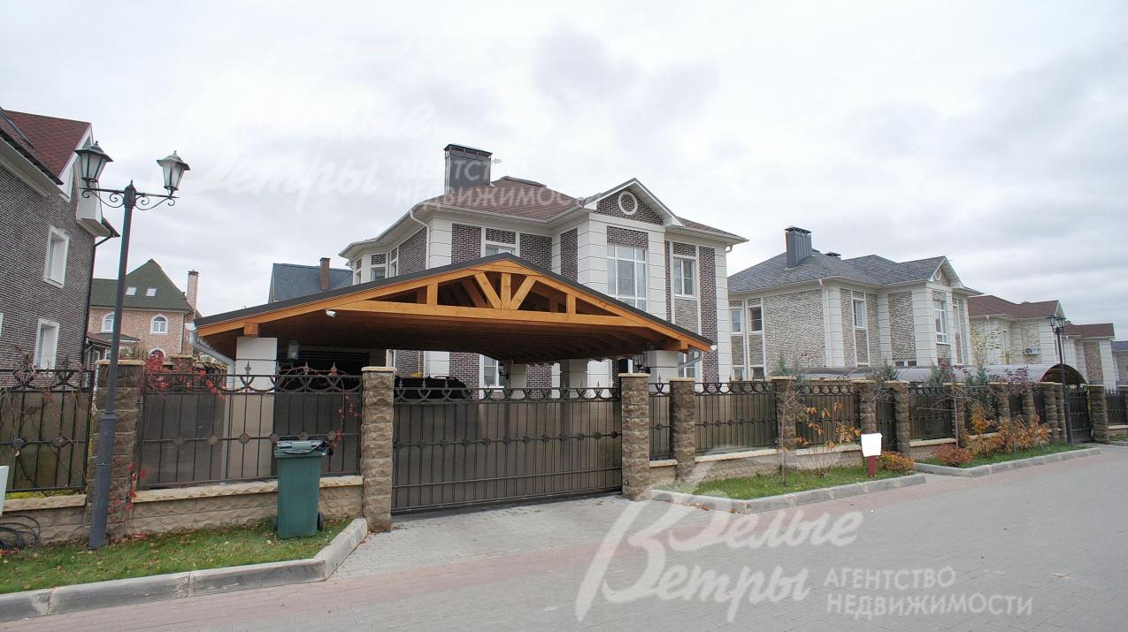 В поселка дома и заборы в едином стиле