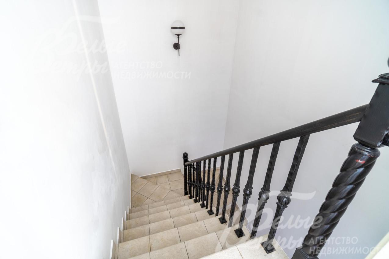 На второй этаж ведёт лестница на бетонном основании со ступенями, отделанными испанским керамогранитом
