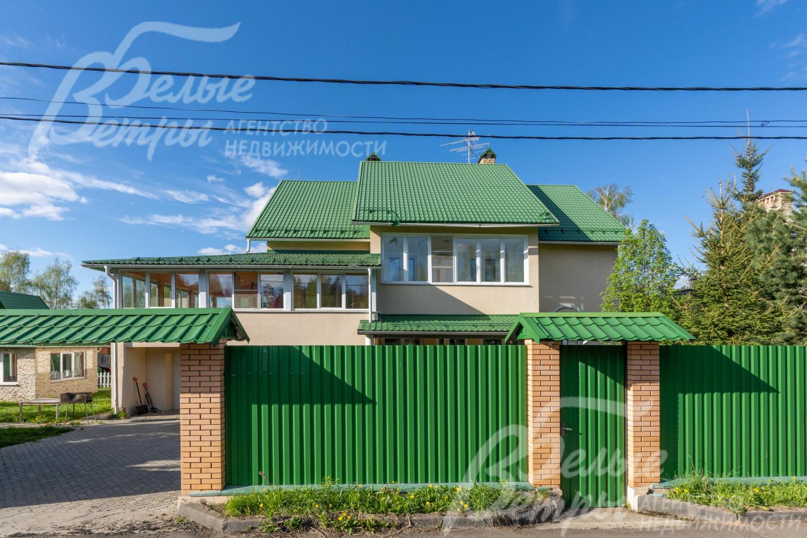 Участок по периметру огорожен забором