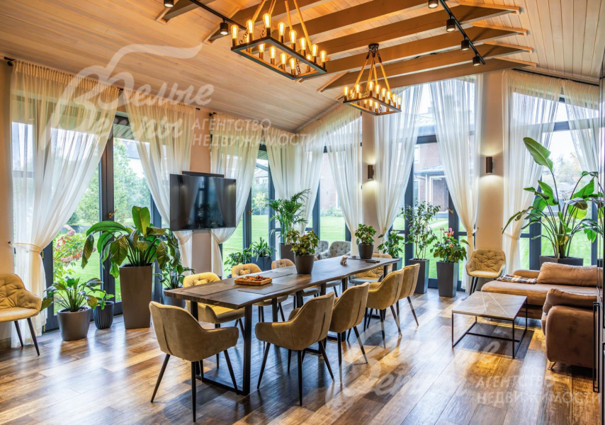 Большие панорамные окна в домике барбекю