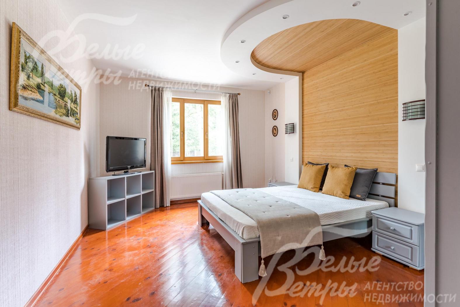 Спальня на первом этаже, оригинальная отделка стен, пол из массивной доски