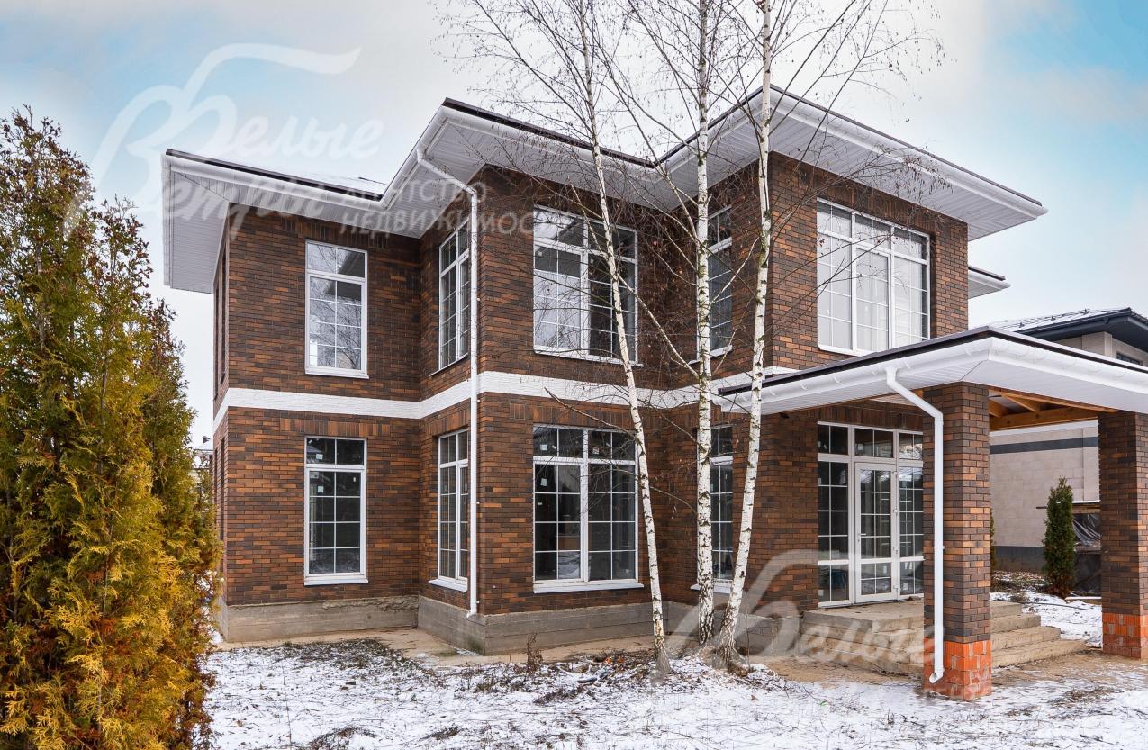 Свободная зона перед домом позволяет реализовать любые идеи по благоустройству: обустроить цветники, альпийскую горку или зону отдыха с газоном