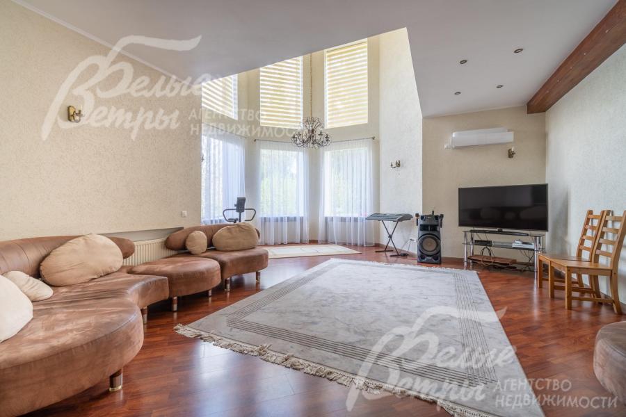 Стены гостиной покрашены, на полу - ламинат