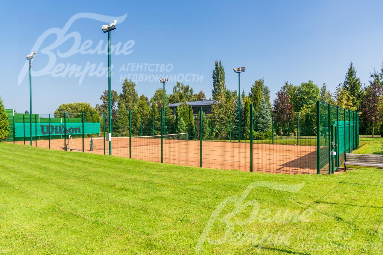 Теннисный корт с вечерним освещением.